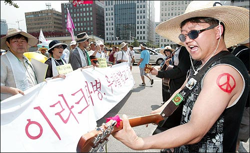 '전쟁피해자와 함께하는 이라크파병반대 전국도보순례단'이 31일 오후 여의도 국회 앞에 도착해 반전메시지를 담은 노래를 부르며 파병결정 철회를 요구하고 있다. 
 